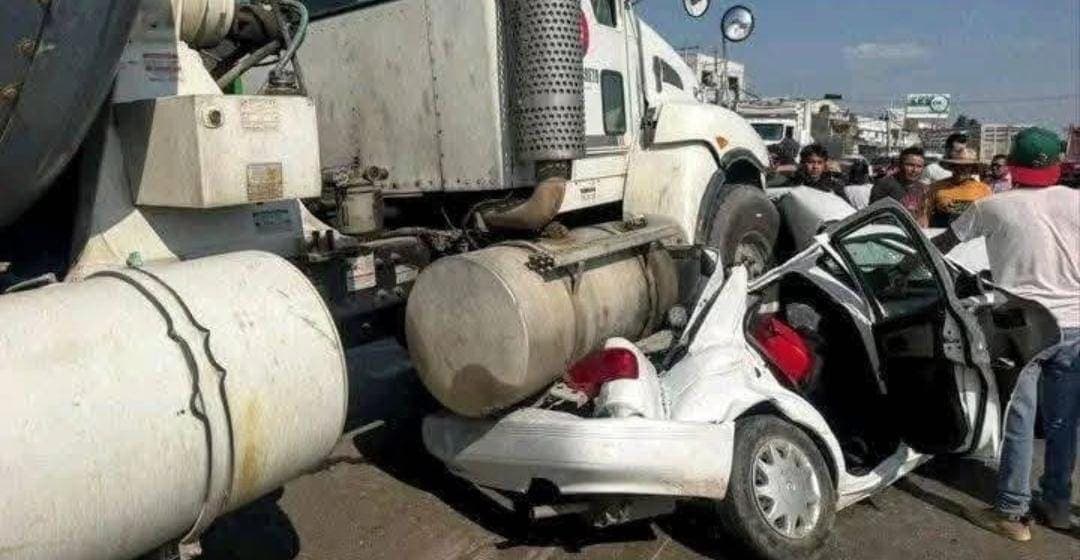 Madre e hija mueren aplastadas por una revolvedora en la carretera Puebla-Tehuacán