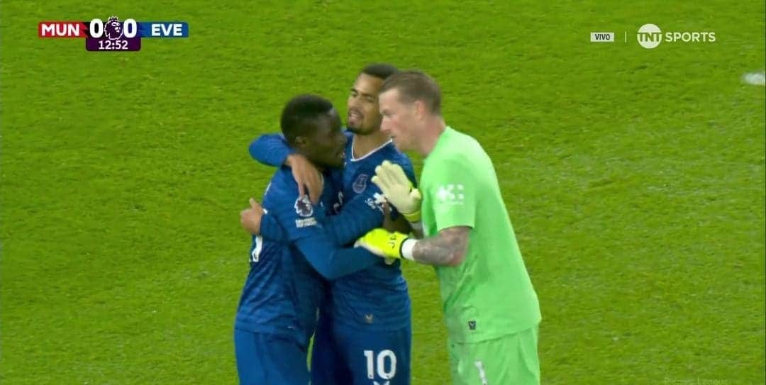 Video: Expulsan a Gana Gueye, futbolista del Everton de Premier League, por golpear a su compañero de equipo