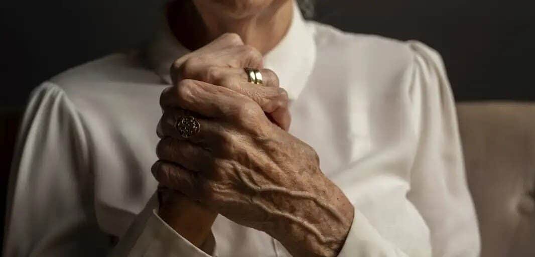 Sujeto se disfrazaba de su madre muerta para cobrar la pensión en Italia