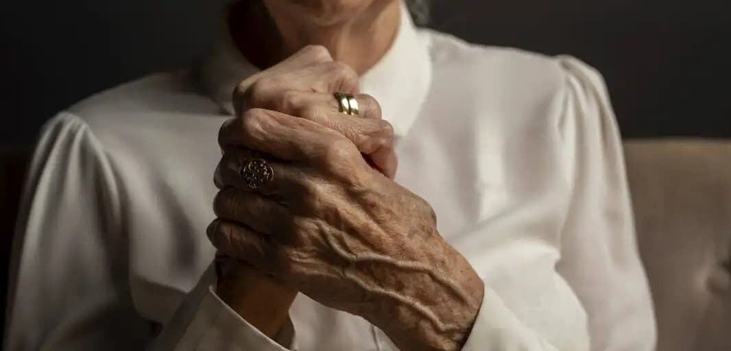 Sujeto se disfrazaba de su madre muerta para cobrar la pensión en Italia