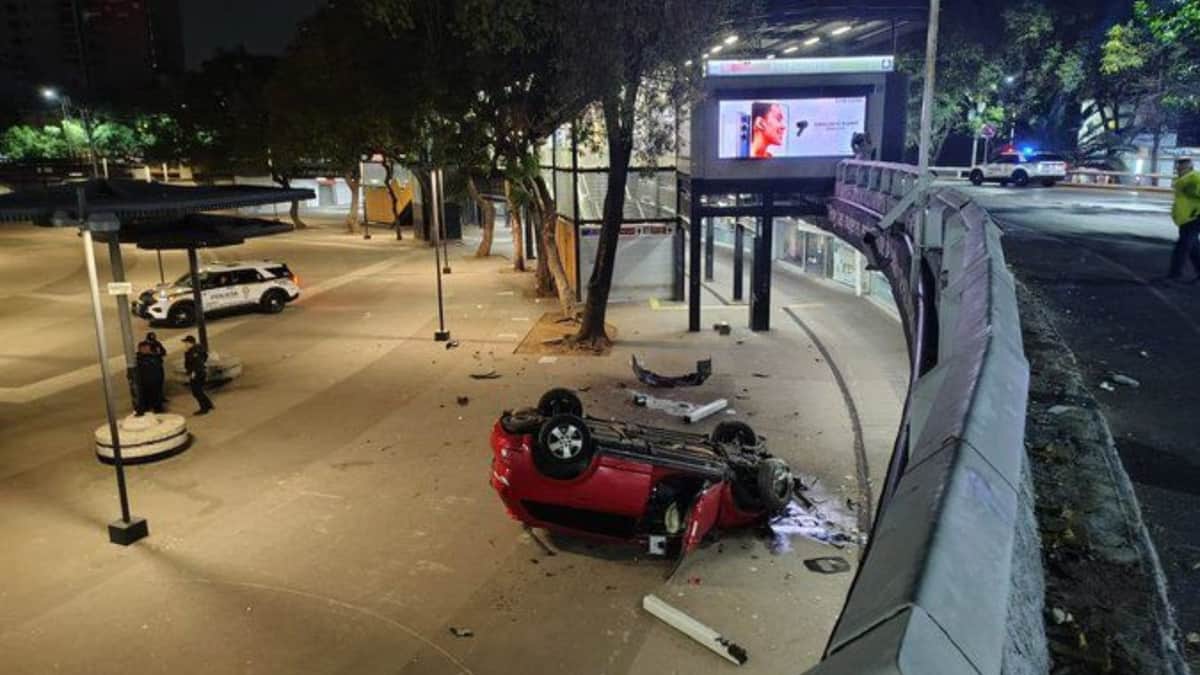 Conductor vuelca su camioneta y huye en la Glorieta de los Insurgentes en la CDMX