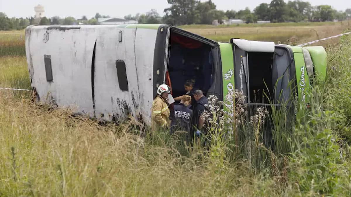 Video: Mueren dos personas y 40 quedan heridas tras volcarse un autobús en Buenos Aires, Argentina