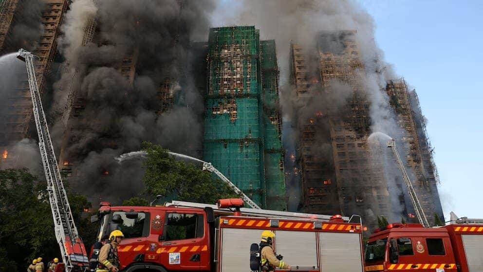 Video: Mueren al menos 13 personas por incendio de tres rascacielos en Hong Kong
