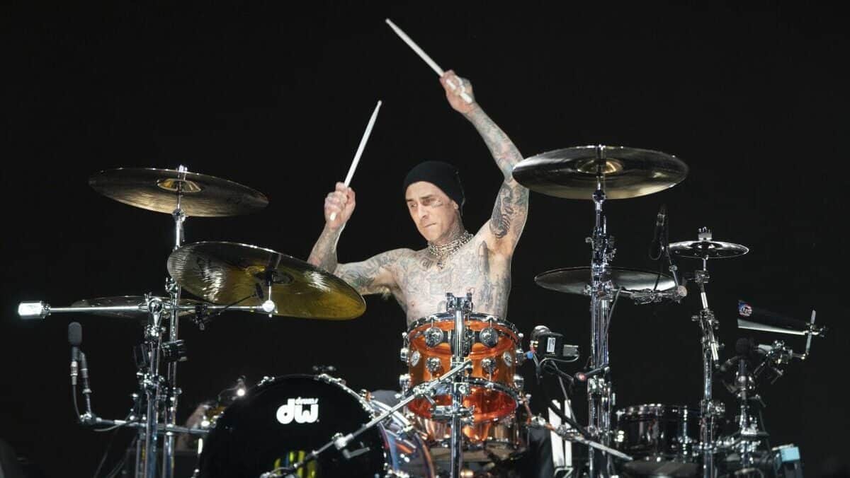 Video: Travis Barker, baterista de Blink-182, se une a Fuerza Regida en un festival de California