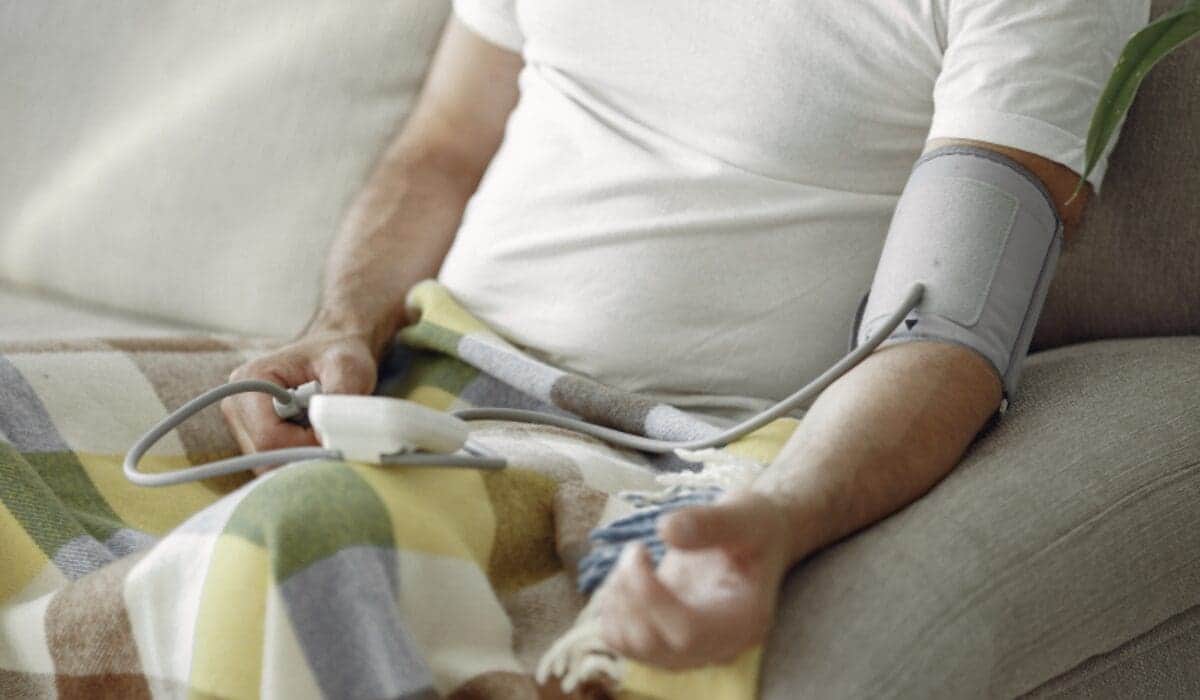 ¿Te desvelas seguido? Un estudio señala que dormir a la misma hora reduce el riesgo de padecer hipertensión