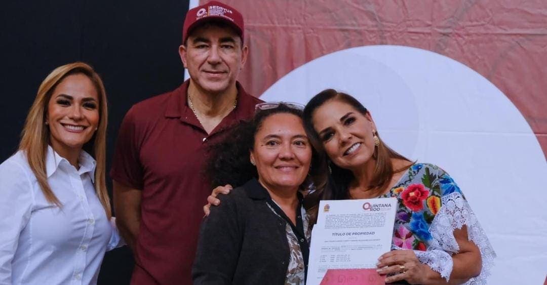Mara Lezama entrega 126 títulos de propiedad a familias de Cancún que obtienen certeza jurídica