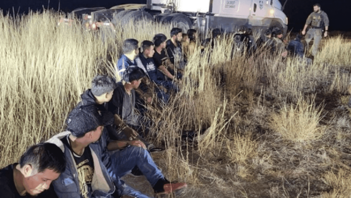 Detienen a conductor en Texas por transportar a 23 migrantes ocultos en su camión