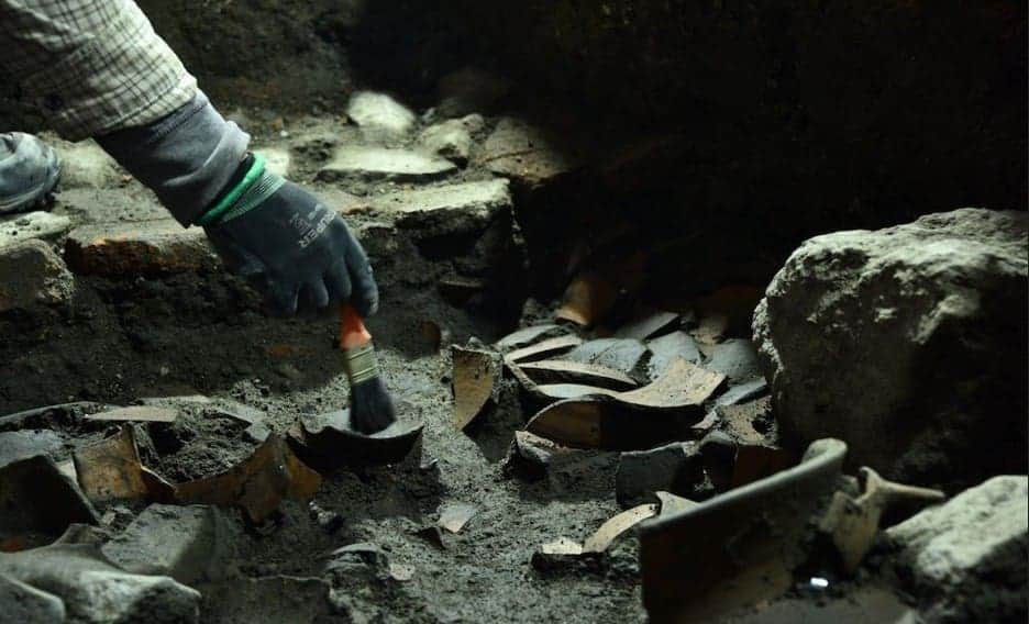 Descubren tumbas y objetos aztecas en la Zona Arqueológica de Tlatelolco en CDMX