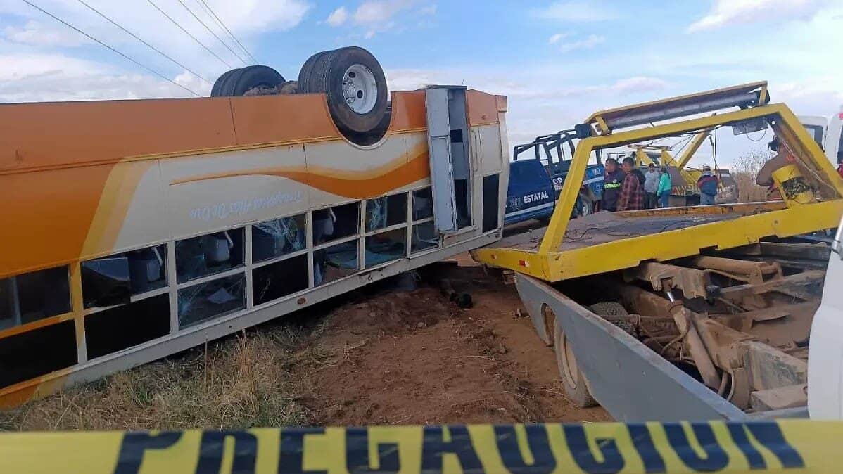 Muere una estudiante y 11 más quedan heridos tras volcadura de camión escolar en Zacatecas