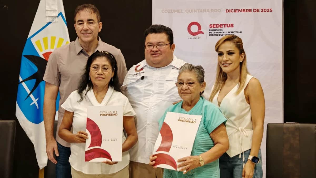 Entrega gobierno humanista 26 títulos de propiedad a familias de Cozumel por medio de SEDETUS