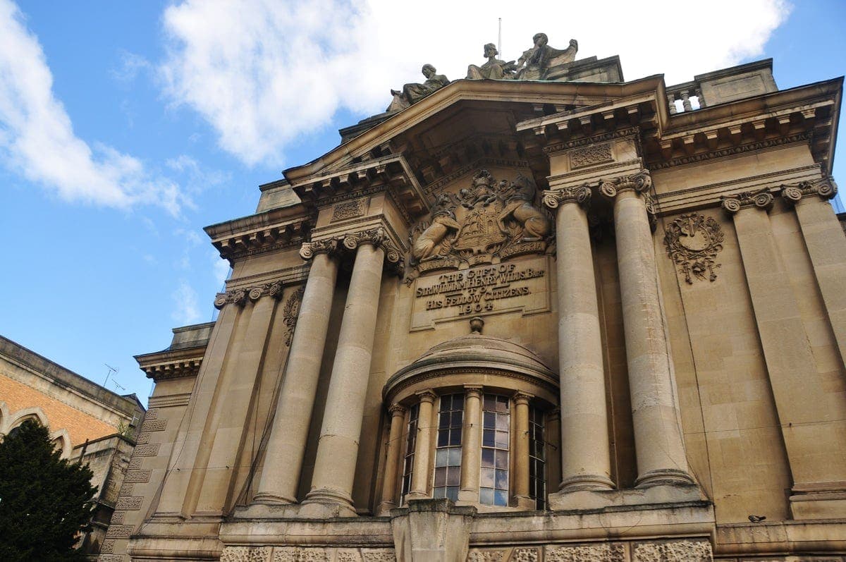 Roban más de 600 objetos de gran valor cultural del Museo de Bristol, en Inglaterra