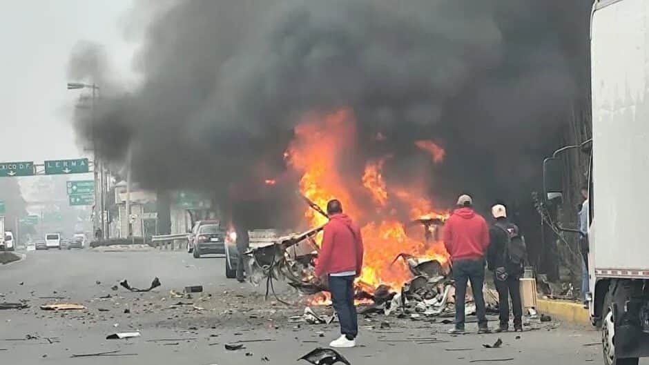 Video: Deja tres heridos explosión de taxi que transportaba pirotecnia en la México-Toluca