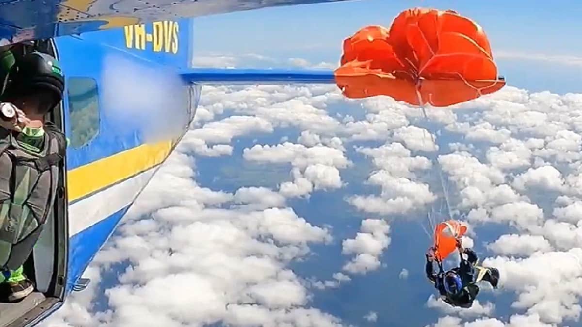 Video: Paracaidista queda colgando de la cola de un avión en Australia