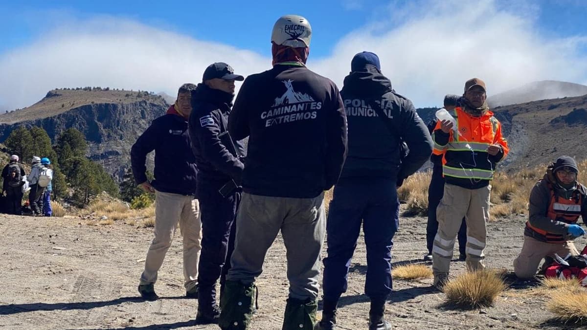Rescatan con vida a 10 alpinistas de San Luis Potosí extraviados en el volcán Citlaltépetl