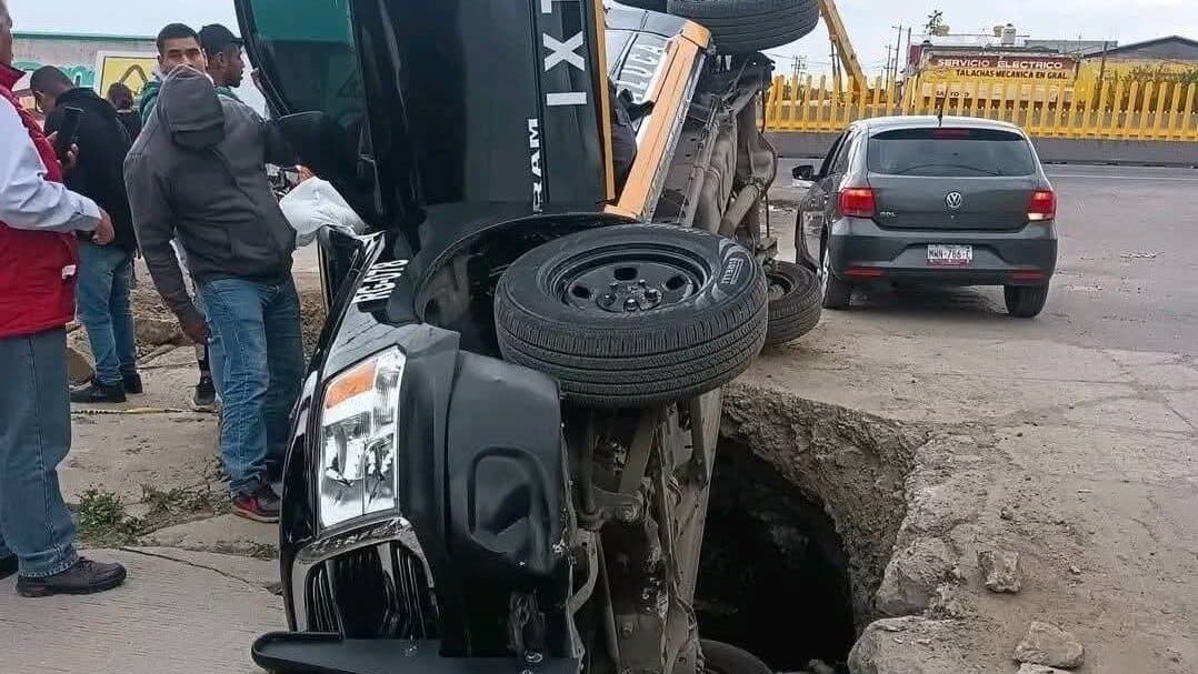 Video: Patrulla municipal cae en socavón creado por obras en Ixtapaluca, Edomex