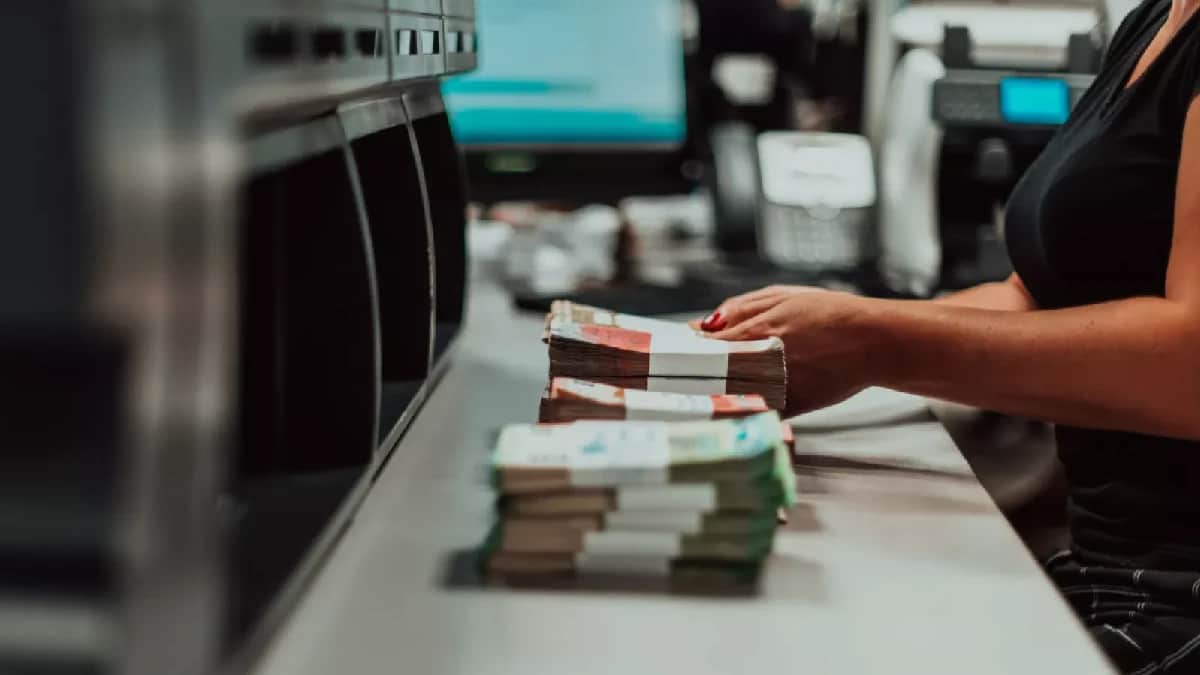 Cajera del BBVA es condenada a siete años de cárcel por robar a clientes en Nuevo León