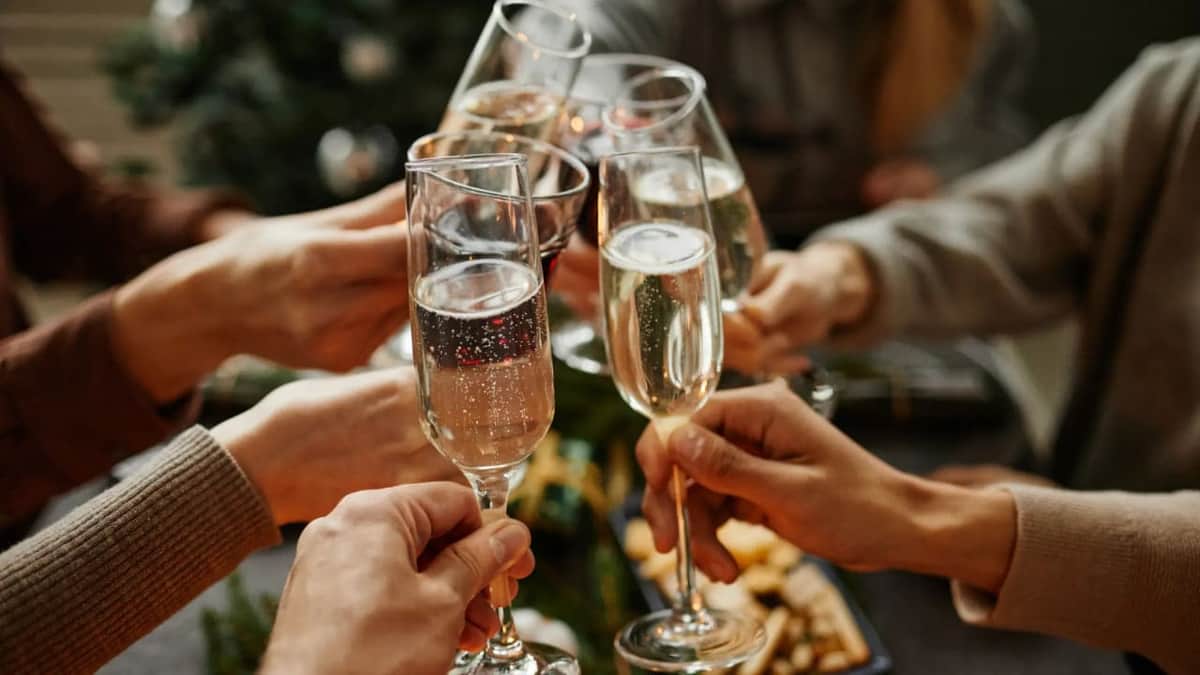 Excederse en los brindis de Navidad y año nuevo puede generar el "síndrome del corazón navideño"