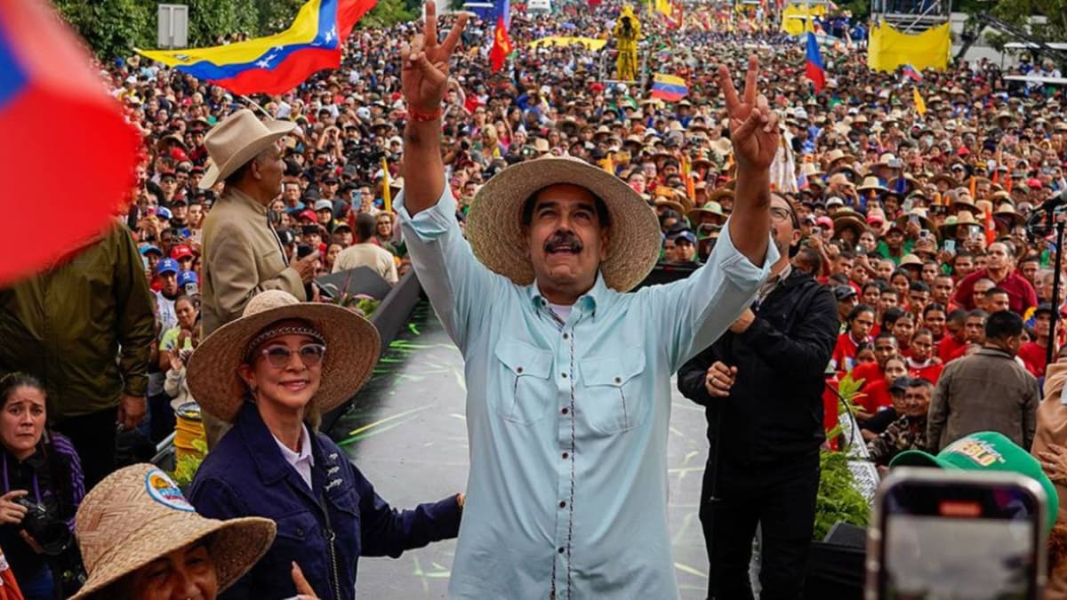 Nicolás Maduro se inventa el premio "Arquitecto de la Paz" y se lo otorga a sí mismo