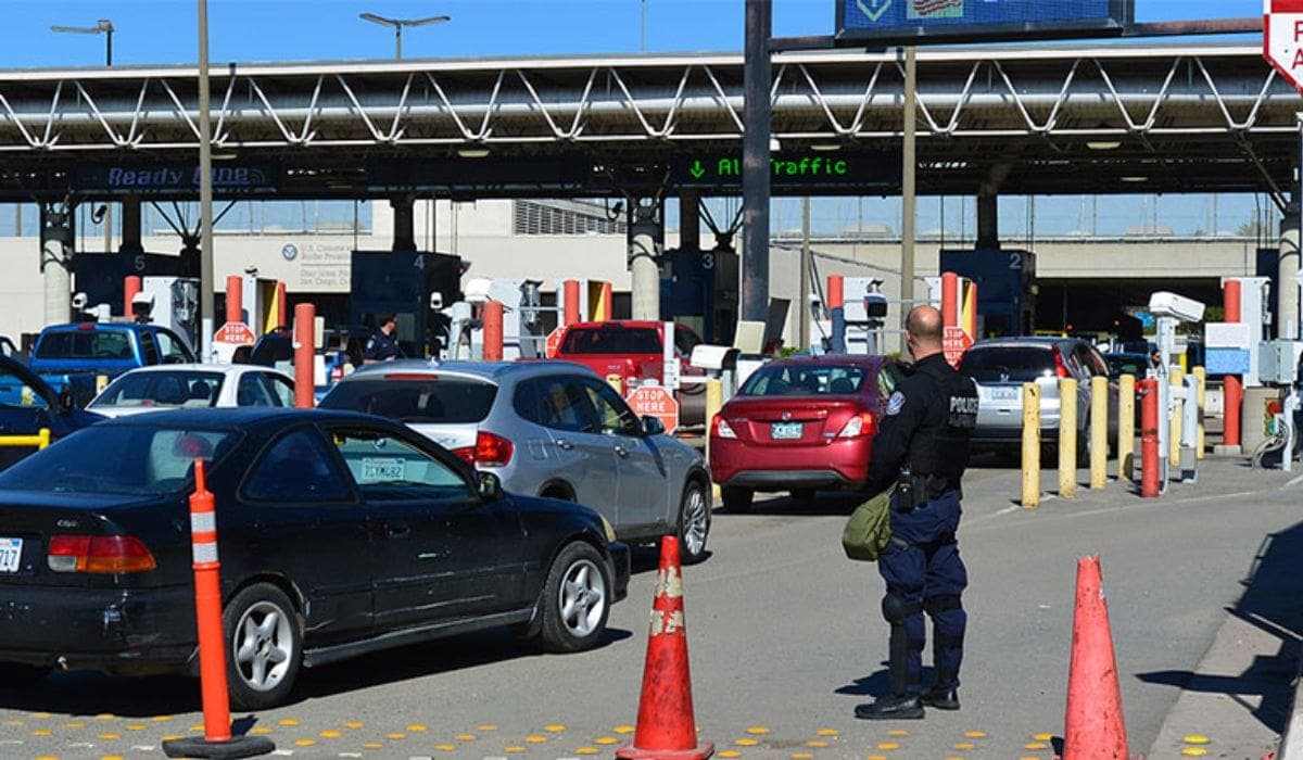 Video: Captan a oficial mexicano en la garita de Tijuana aceptando un soborno de cinco dólares