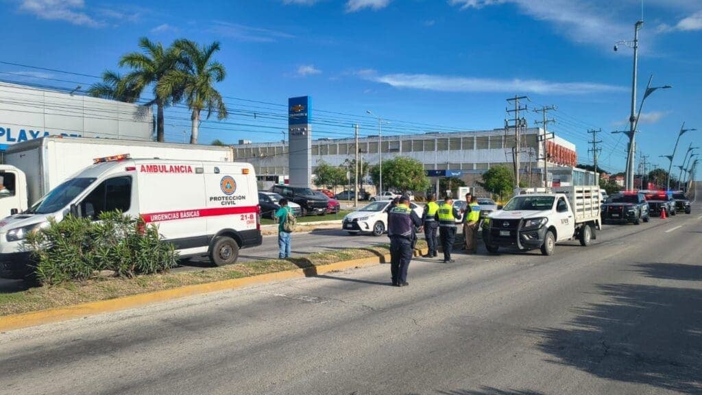 Cierre provisional del puente por incidente de tránsito en el bulevar Playa del Carmen