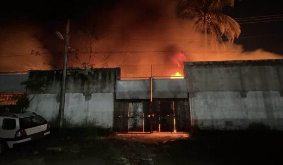 Incendio arrasa chatarrera en Veracruz tras uso de pirotecnia