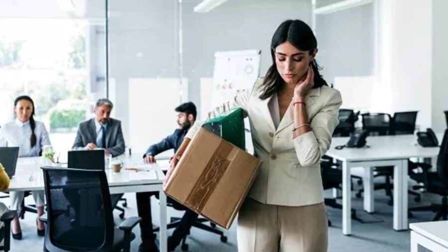 Mujer es despedida por llegar todos los días temprano al trabajo, en España