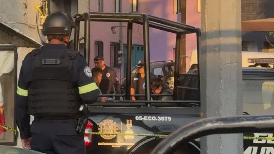 Arrojan cadáver desde una motocicleta en Naucalpan, Edomex