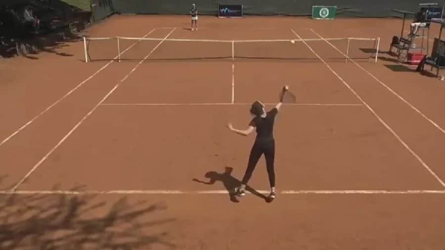 Video: Mujer compite en torneo profesional de tenis sin saber jugar en Kenia