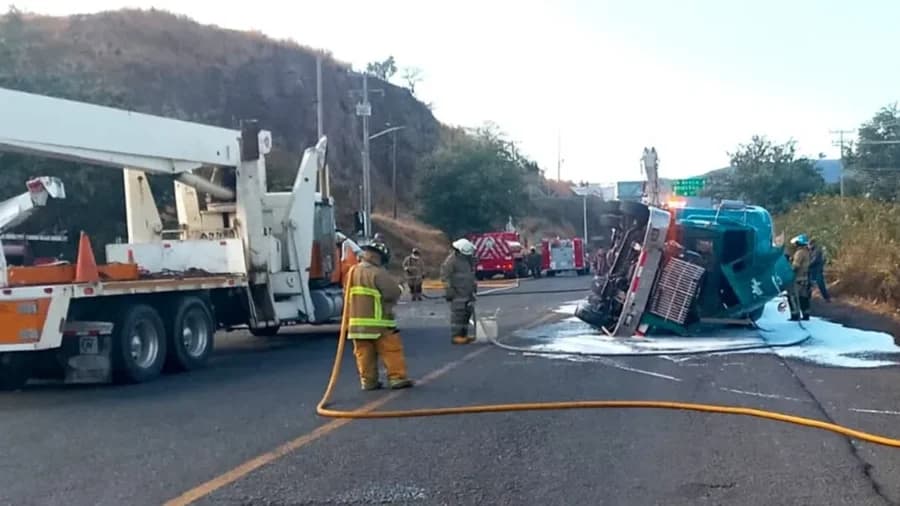 Vuelca pipa con 31 mil litros de gasolina en Jalisco