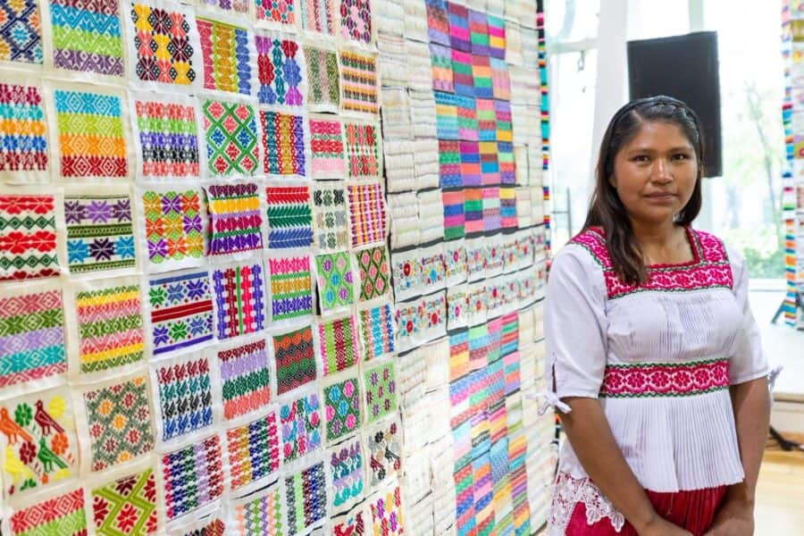Artesanos mexicanos consiguen Récord Guinness por la exposición de bordados más grande del mundo