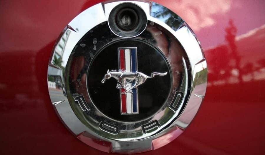 Suspende Ford a empleado que llamó "protector de pederastas" a Donald Trump; juntan dinero para apoyarlo