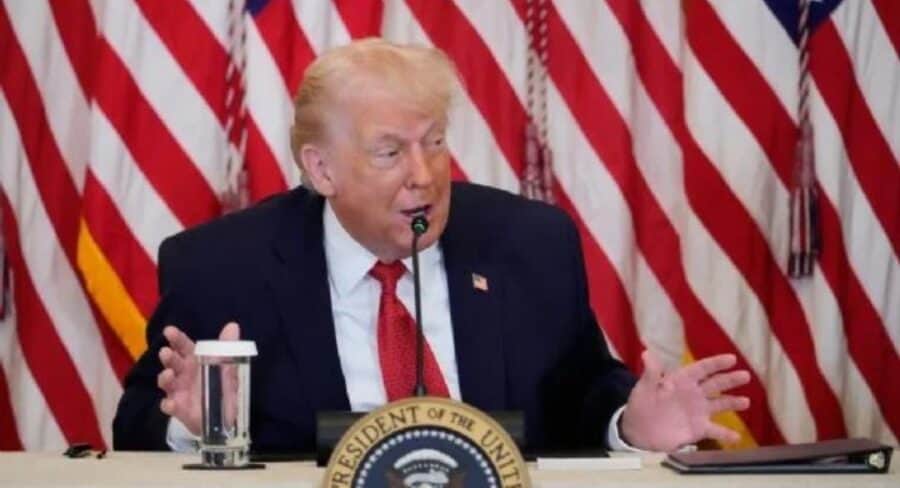 Amaga Donald Trump con imponer aranceles a países que no apoyen que tome el control de Groenlandia