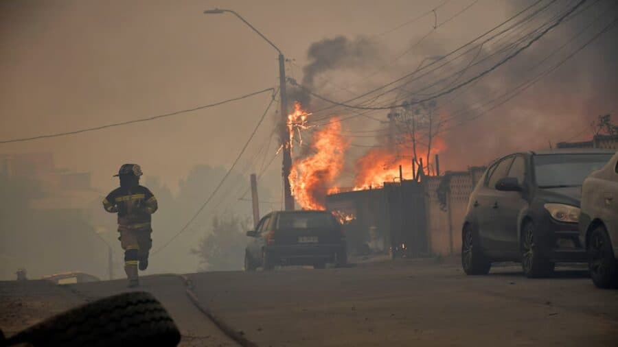 Video: Incendios forestales dejan 16 muertos y más de 50 mil evacuados en Chile