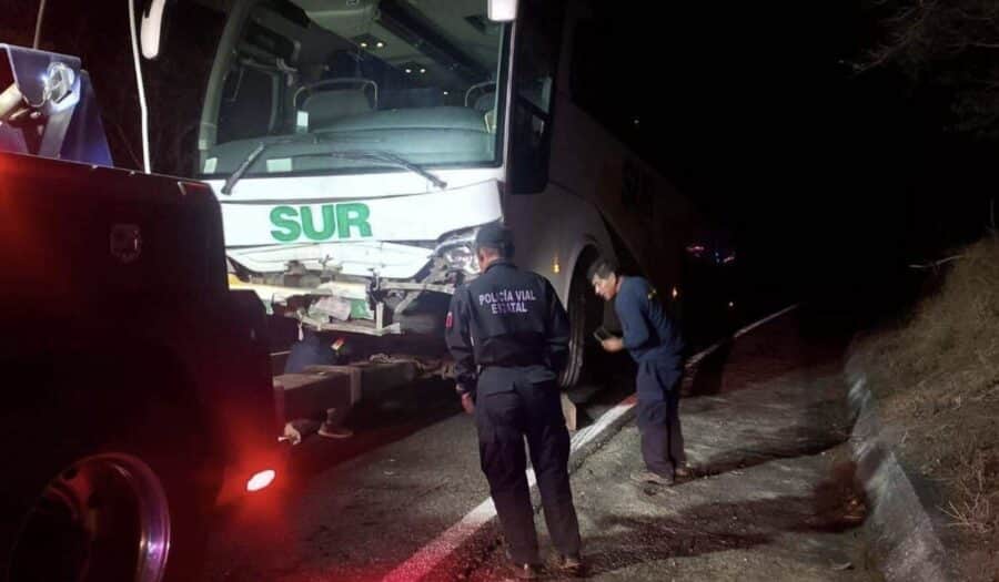 Mueren dos mujeres tras choque de camioneta y autobús en Oaxaca