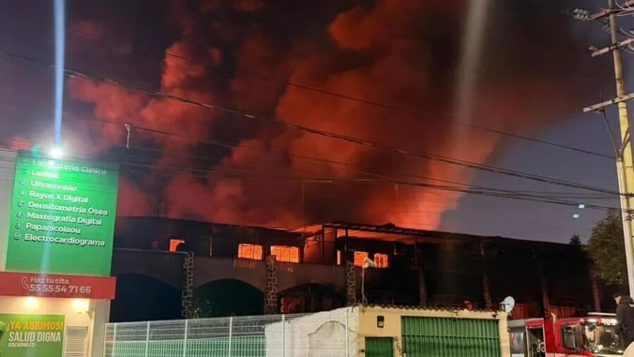Video: Incendio consume fábrica de plásticos en Xochimilco, CDMX