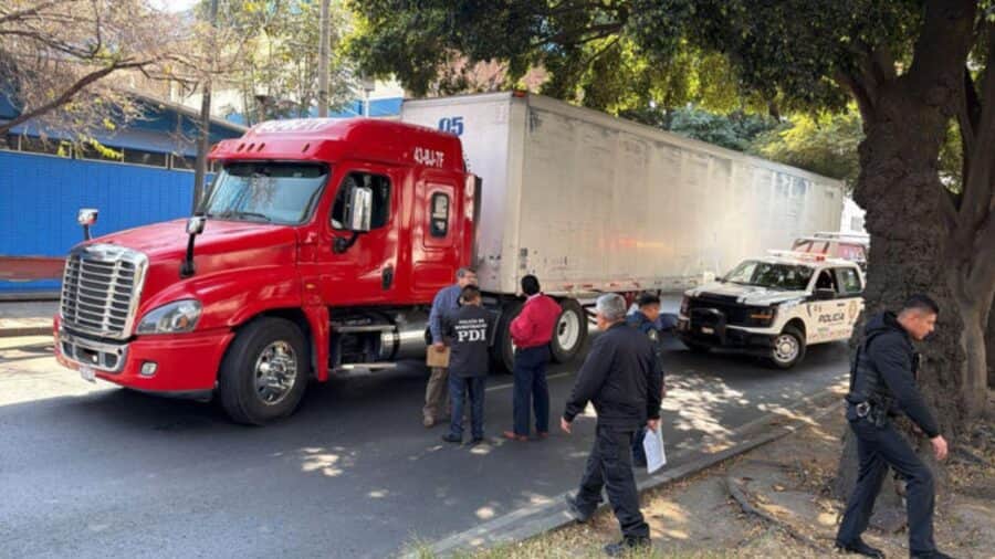Motociclista muere atropellado por un tráiler tras esquivar la puerta de un vehículo en Azcapotzalco, CDMX
