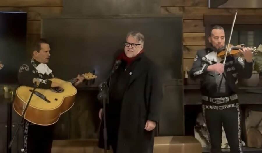 Video: Guillermo del Toro sorprende cantando con mariachi en el Festival de Cine de Sundance