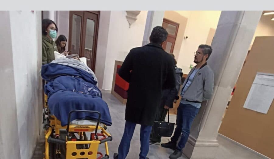 Banco obliga a mujer de 102 años a acudir en camilla a sucursal para reponer tarjeta en Durango