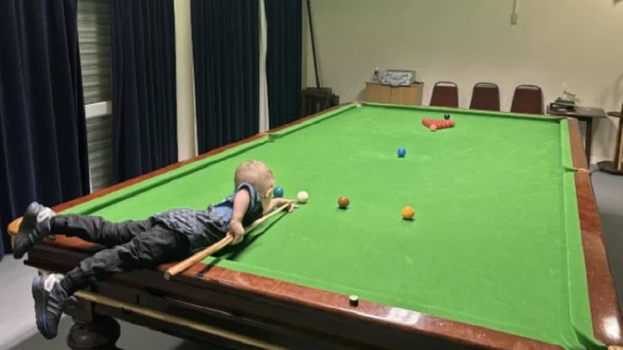 Video: Niño de dos años rompe Récords Guinness con trucos de billar en Inglaterra
