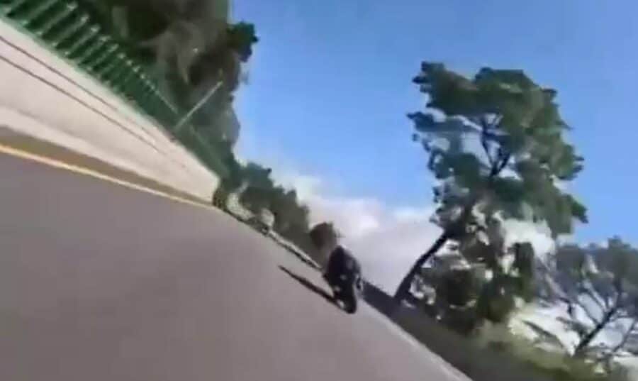 Video: Motociclista se impacta contra un vehículo en la autopista México - Cuernavaca