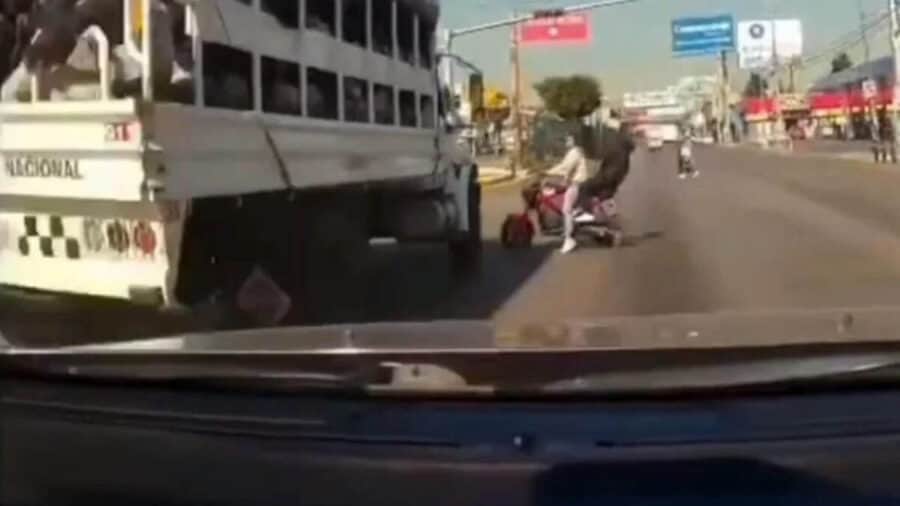 Video: Motociclista muere arrollado por un camión de la Guardia Nacional en Ecatepec, Edomex