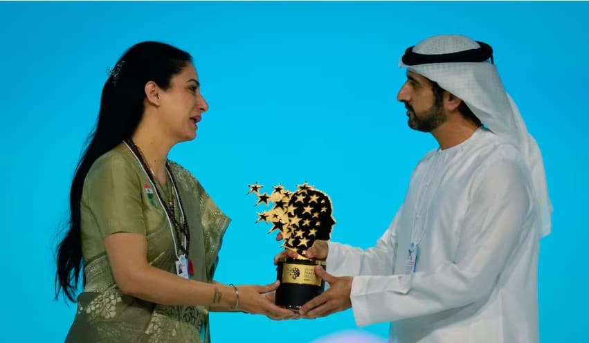 Video: Premian a maestra con un millón de dólares por su labor educativa y social en Dubái