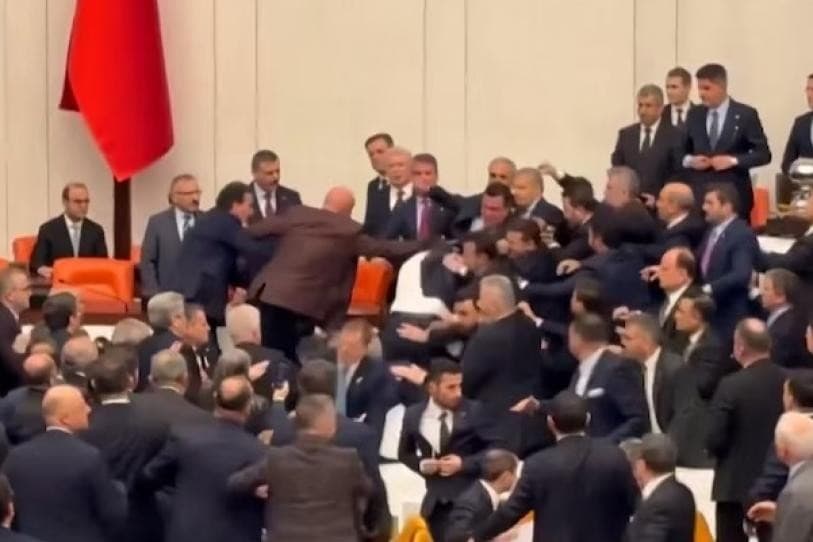 Video: Se desata pelea a golpes en Parlamento de Turquía por nombramiento de ministro