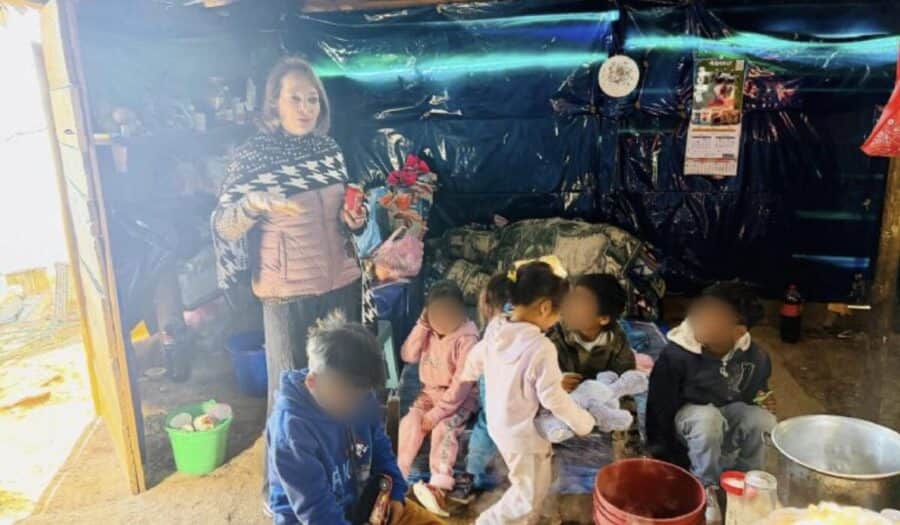 Video: Rescatan a ocho menores que vivían solos en una casa de cartón en Chiapas; se cubrían del frío con bolsas de plástico