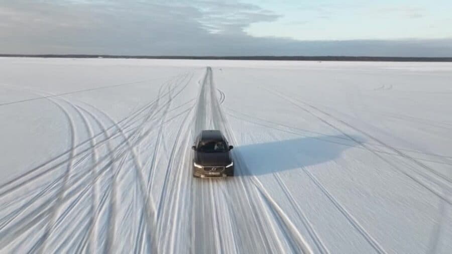 Mar congelado permite a Estonia abrir "carretera de hielo" de 20 kilómetros entre dos islas