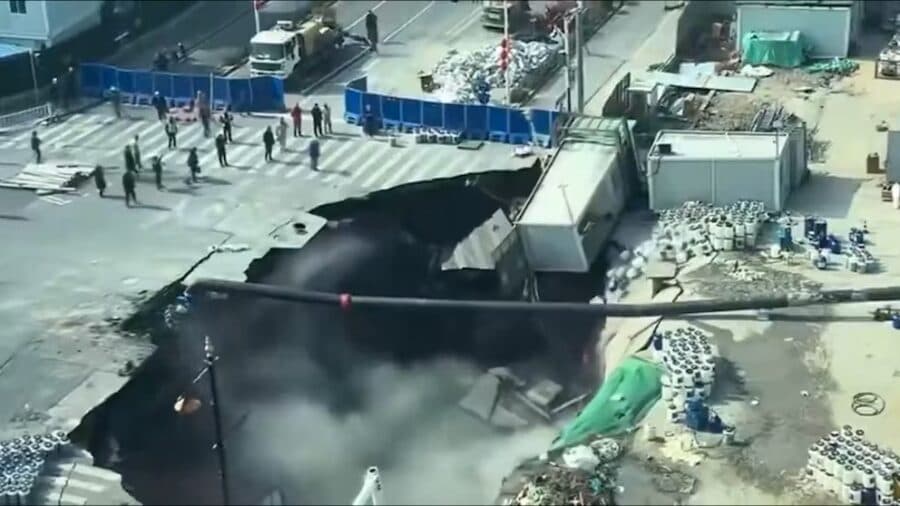 Video: Gigantesco socavón se "traga" una calle entera en Shanghai, China