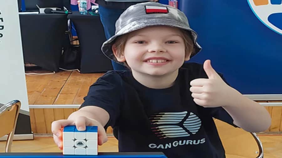 Video: Niño de Polonia logra récord mundial al resolver cubo de Rubik en tres segundos