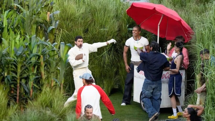 Venden por 5 mil dólares disfraz de arbusto usado en el show de Bad Bunny del Super Bowl