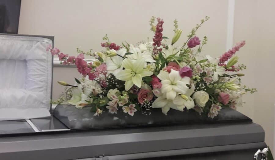 Video: Hombres revenden flores de un funeral para San Valentín en Jalisco