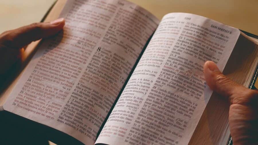 Inteligencia artificial revela quién escribió realmente la Biblia